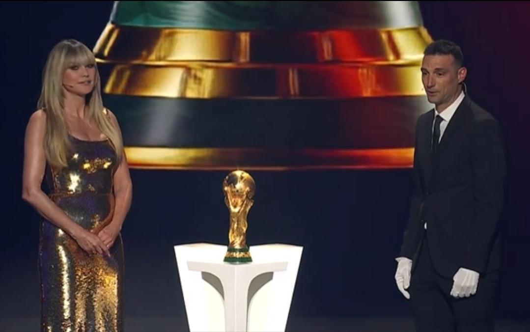 世界杯抽签阿根廷主帅斯卡洛尼现身抽签仪式，上台归还世界杯冠军奖杯北京时间12月6