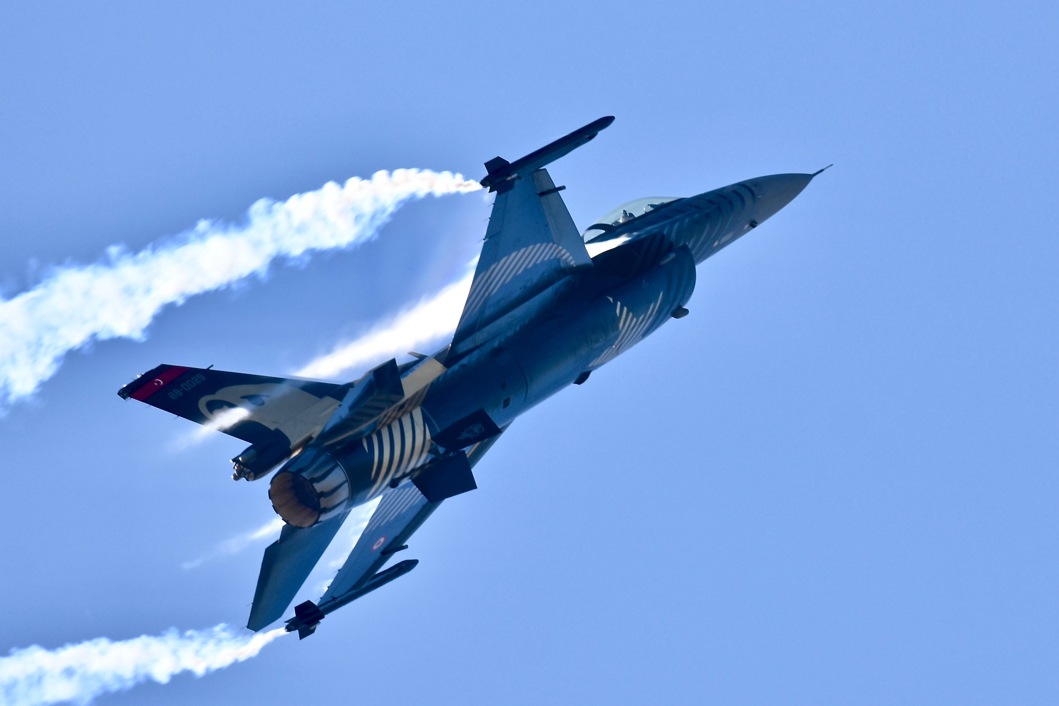 分享圖片：美國通用動力/洛克希德·馬丁F-16A/C“戰隼”輕型多用途戰鬥機 