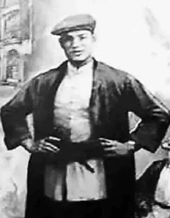 1943年，东江纵队队长刘黑仔被俘，被日军关入满是污秽的粪湿地牢，折磨四天。即将