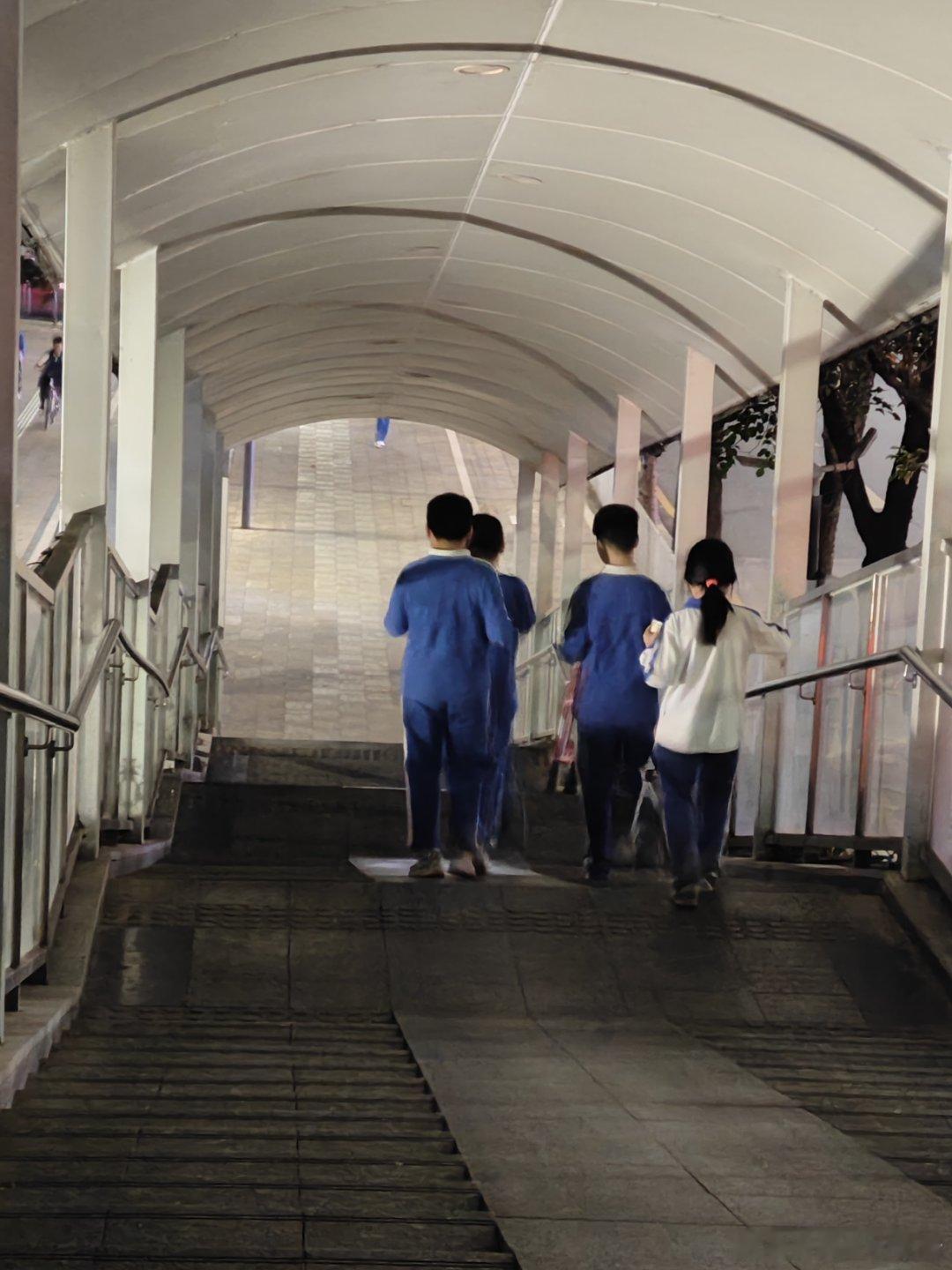 几个小朋友聊天，说语文作文是写父爱，有个孩子说直接不写，有个孩子说没有父爱。听的