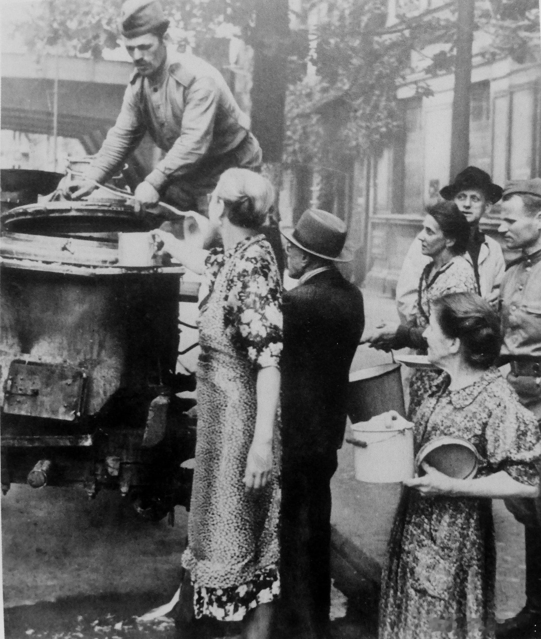 1945年5月，苏联红军士兵在柏林给德国居民供热餐海外新鲜事热点观点历史知识共产