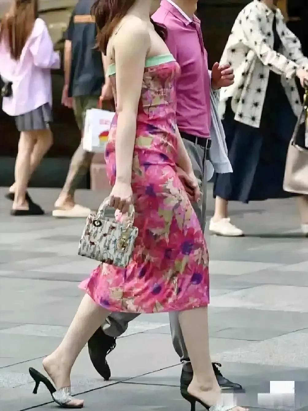 弄了半天这才是原图，这身材也没好哪去啊。