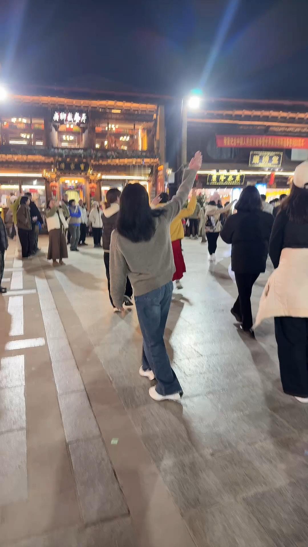 人家在跳舞，我在跳大神[笑cry]  ​​​