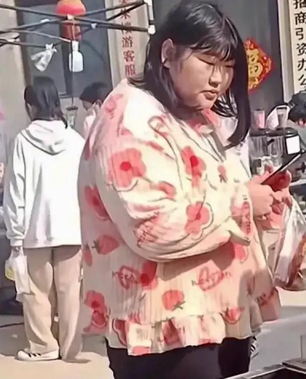 朱雪梅，菏泽市，农民歌手“大衣哥”朱之文的女儿。
网友吐槽其体重200斤、300