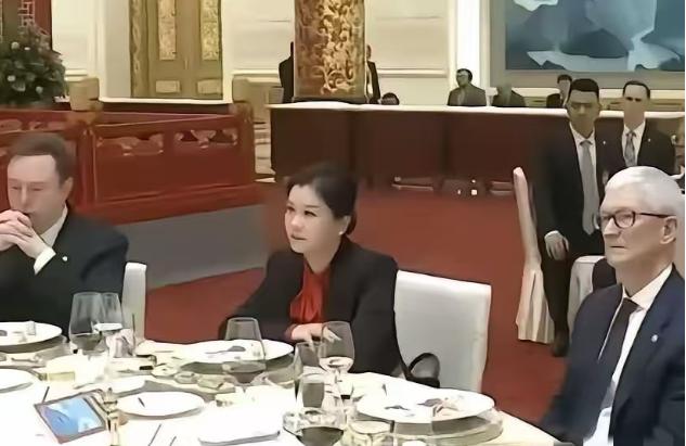 那个淡定坐在马斯克与库克“C位”中间的湖南妹子，曾是深圳最底层打工妹。从15岁辍