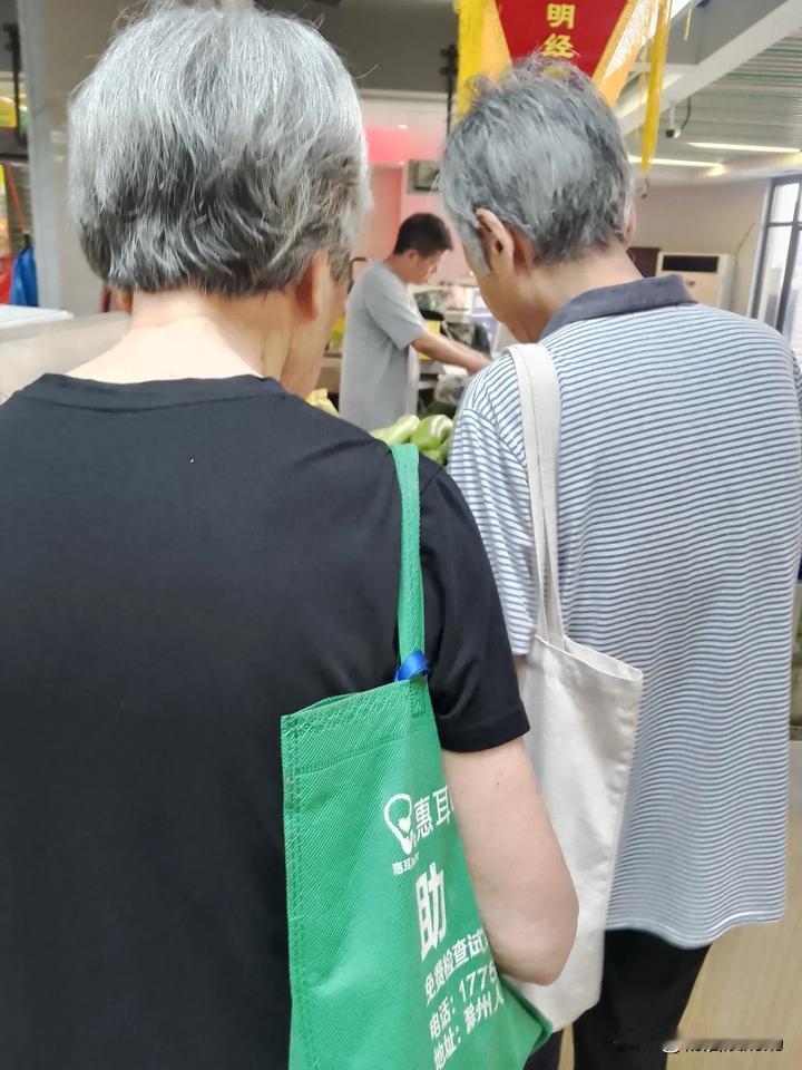 经常能在大菜市场看到这两位老太太，不急不躁地一前一后走着，在同一排位上挑选需要的
