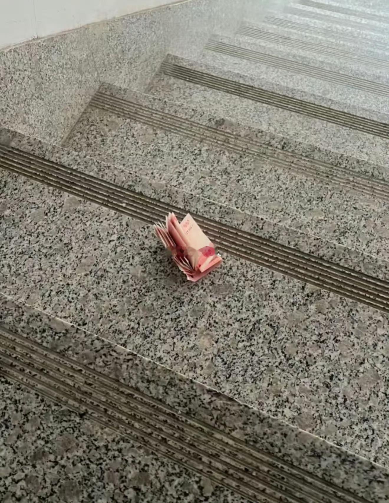 咋办咋办？第一次遇到这种事，要不要先踩住？ 