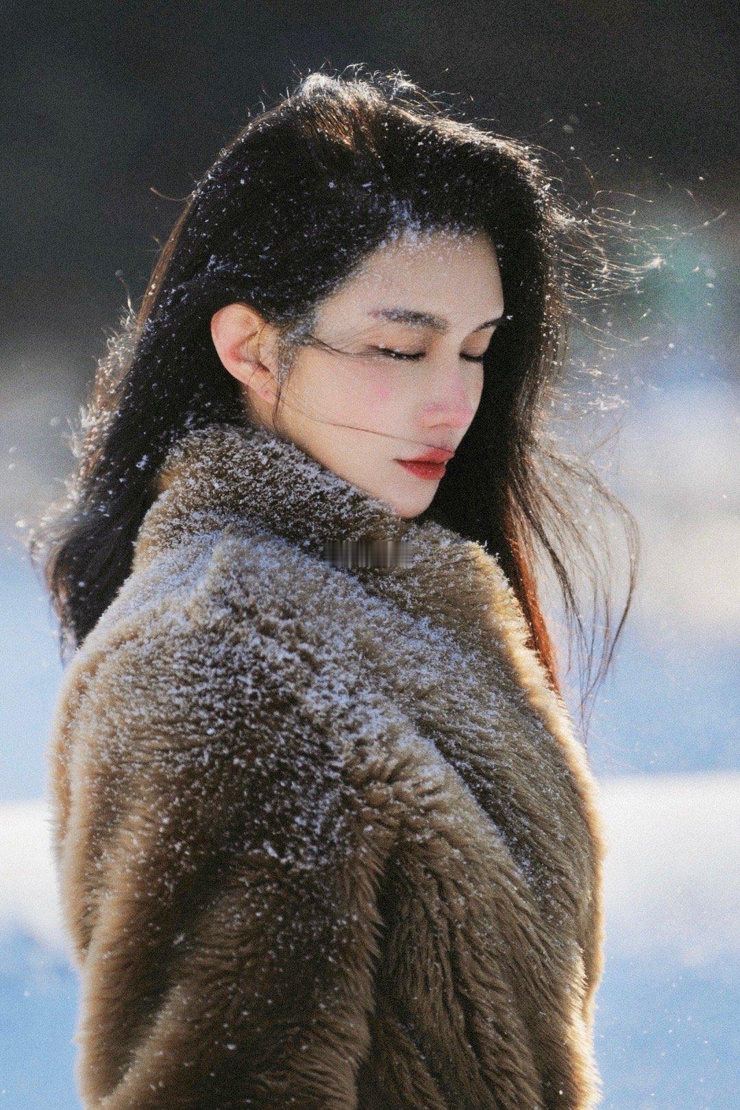 ❄️雪仍旧下着，却越发细心温柔了。连那轻纱摩鲨似的细碎声响都一概不闻，如倾沙一般