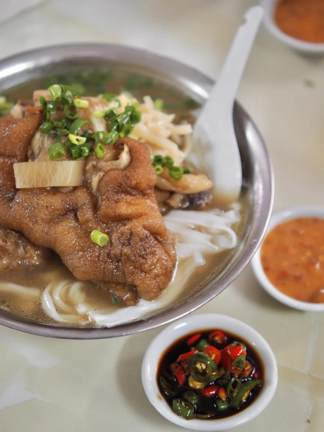 广西旅游，北海美味早餐攻略！
广西北海早餐推荐：
1、猪脚粉、侨港蟹仔粉、海鲜全
