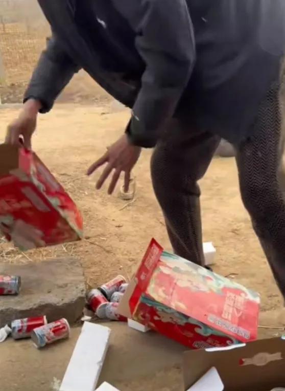 大哥一怒踩扁亲友礼品：送这种破烂，还不如不来！

刷到个视频，看得我直拍大腿。