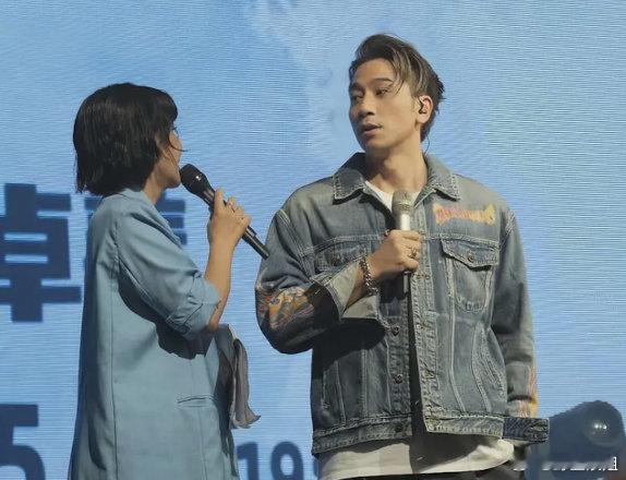 吴卓羲这个状态进组没问题了吧？前段时间佛山音乐会又唱又跳，超级宠粉 ​​​