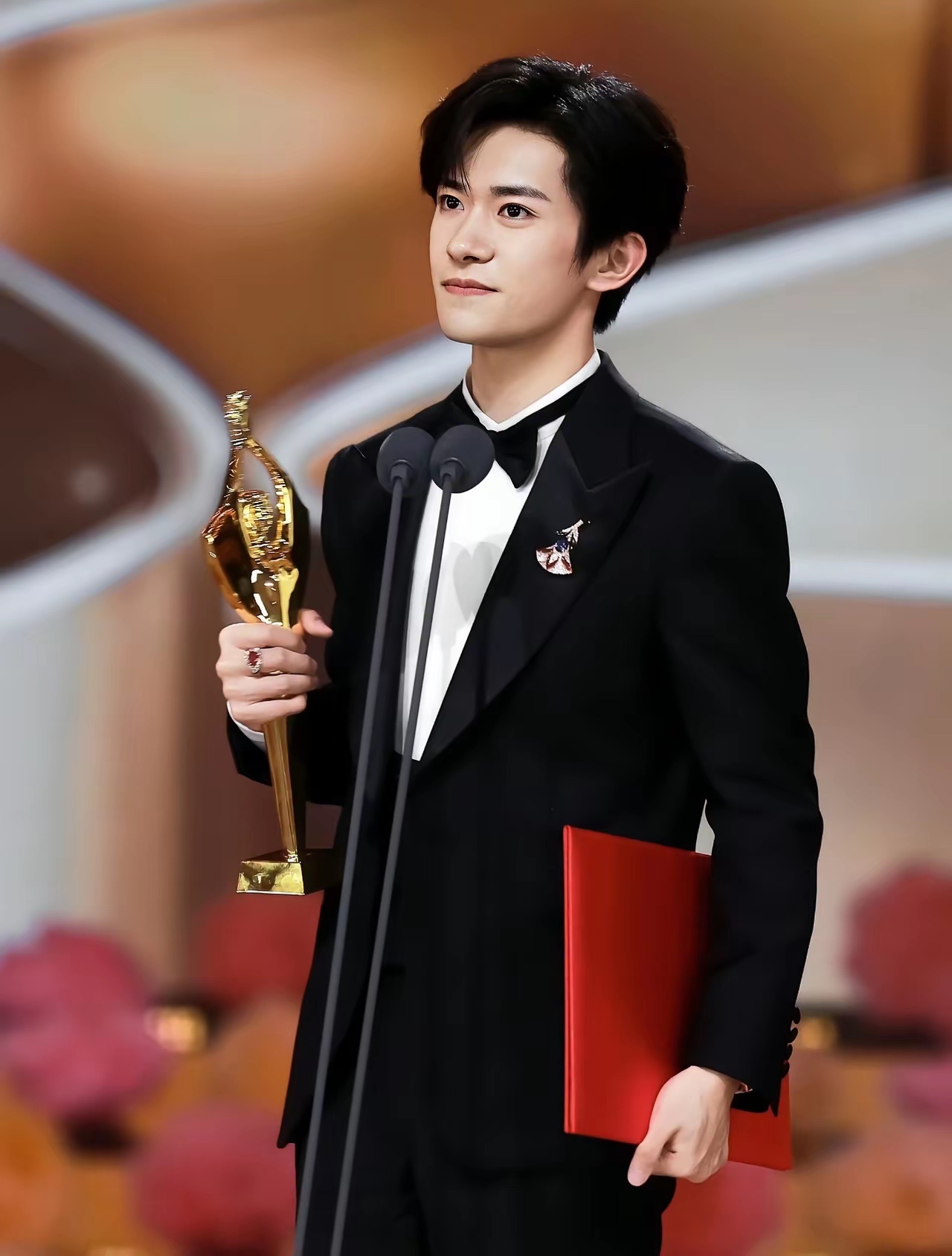 易烊千玺可能要升咖了，不是因为他拿了影帝，也不是他演技好，而是因为在同年龄段的娱