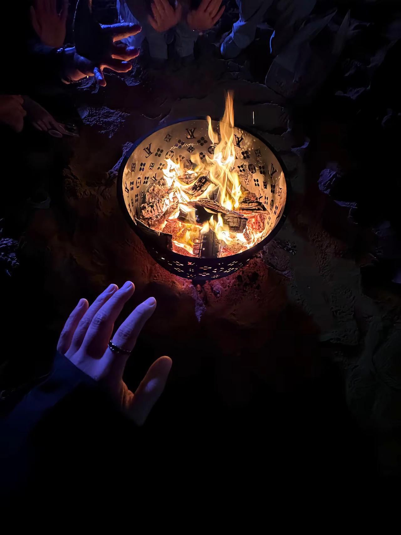 我是恨你的 但看到你那张脸 我就想妥协 我的时间 我的付出 都映照在你身上