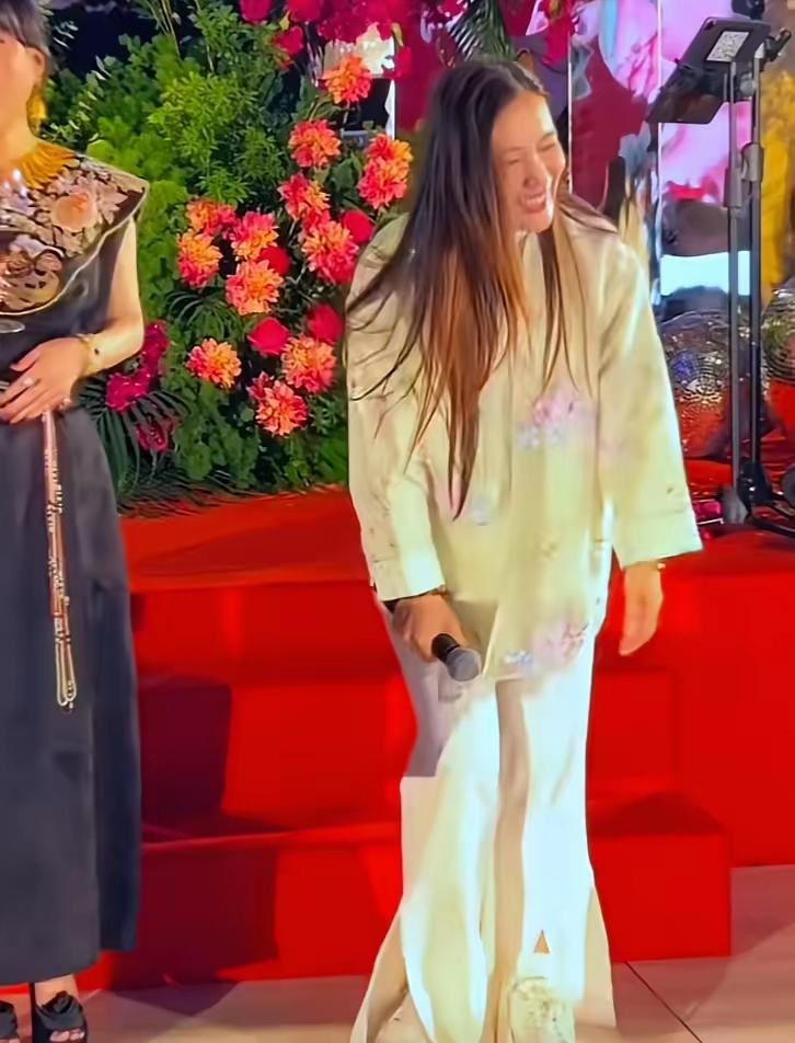 谭晶这身穿搭一言难尽，她也老了