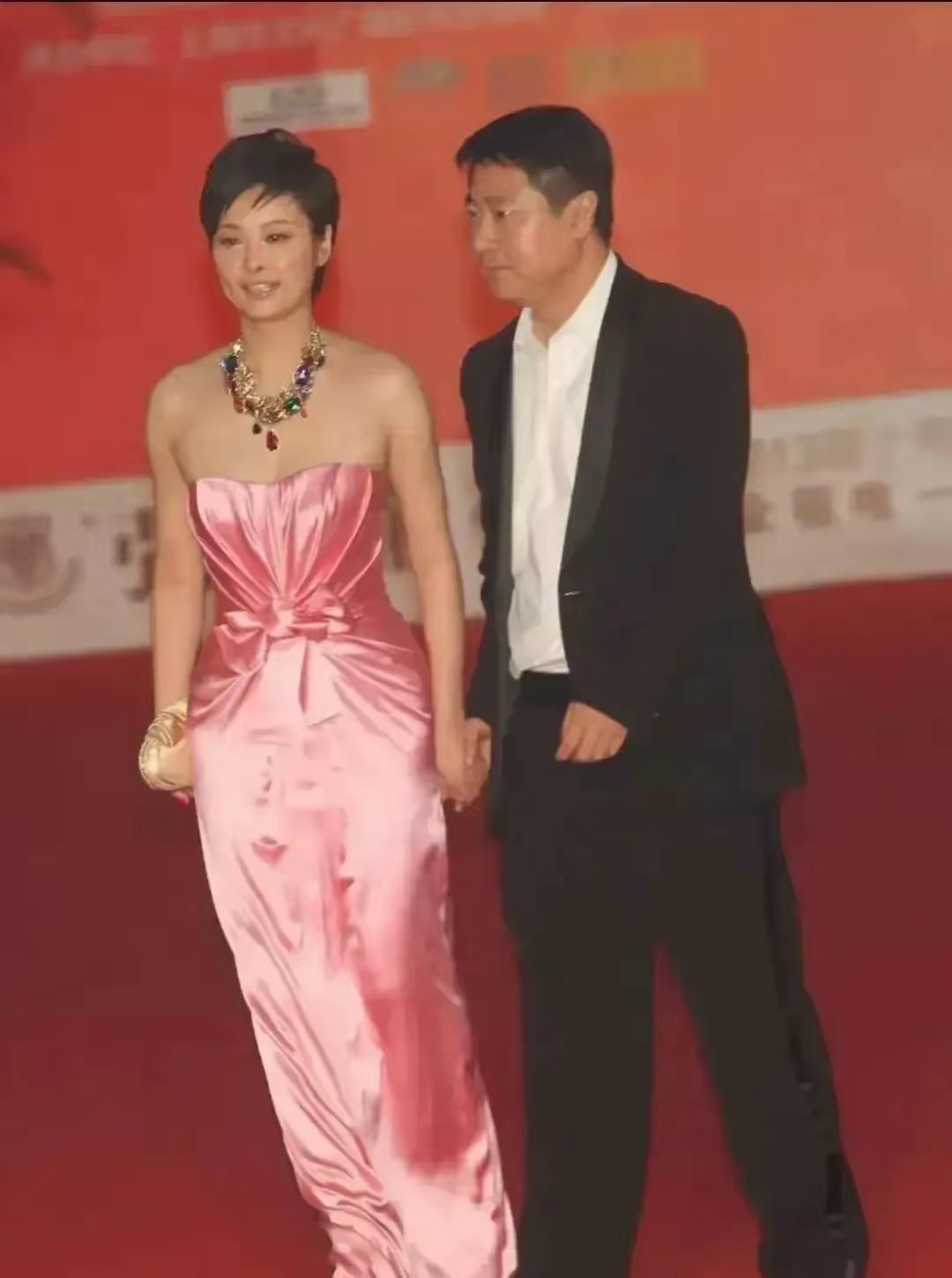 曾经把于冬迷得神魂颠倒的袁立，穿粉色抹胸，脖子上挂彩色宝石。整个人看上去丰腴又华