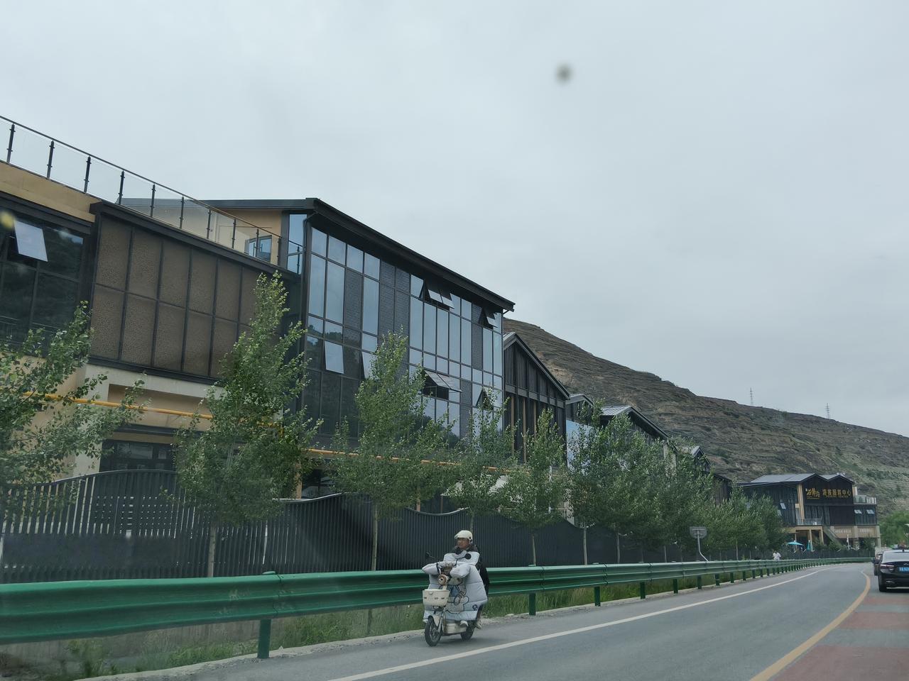 地点:兰州市七里河
2024年8月去石佛沟的时候，这里还是空荡荡的一片，就是这些