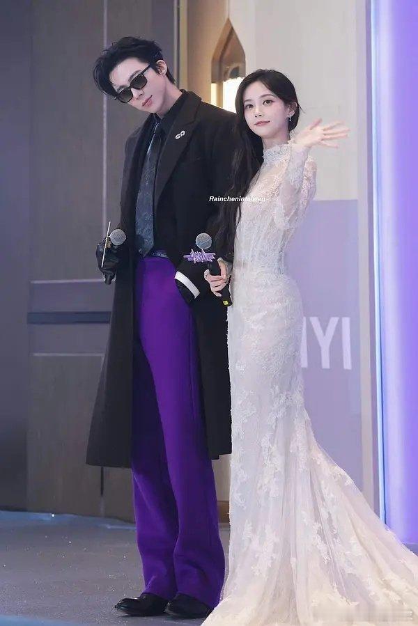 书卷一梦售后🈶 李一桐、刘宇宁双人红毯图 