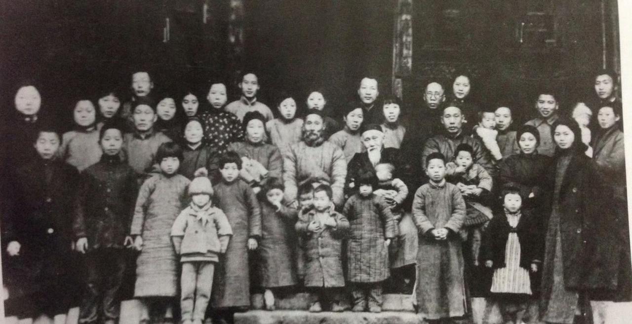 1940年，易中天家族，一张罕见的留影，拍摄于湖南安化蓝田（今涟源）五车堂。日寇