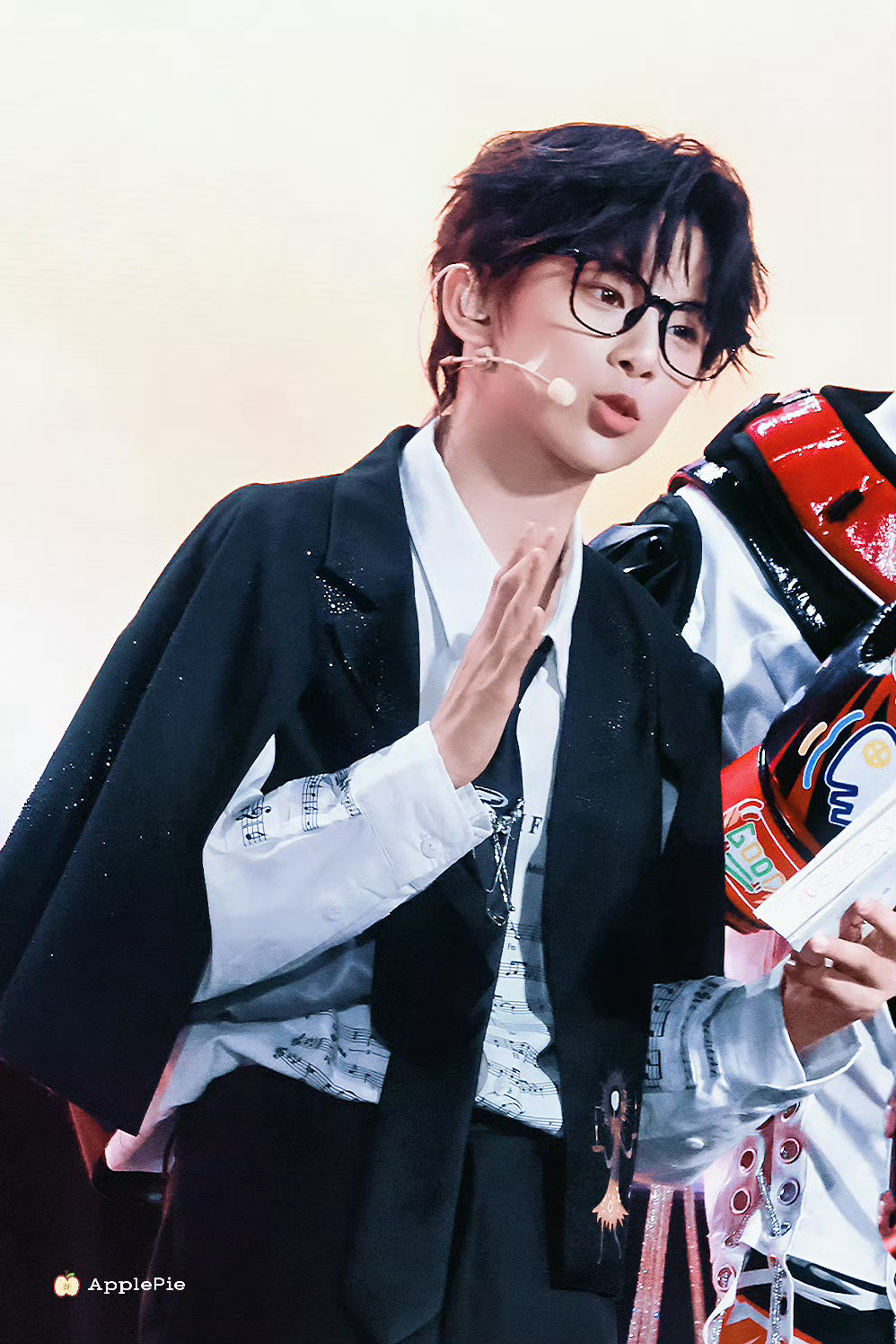 陈思罕狼尾妆造真的酷爆了帅呆了凝眸此处✨🎆 新年舞台织光者陈思罕｜足尖曳银河?