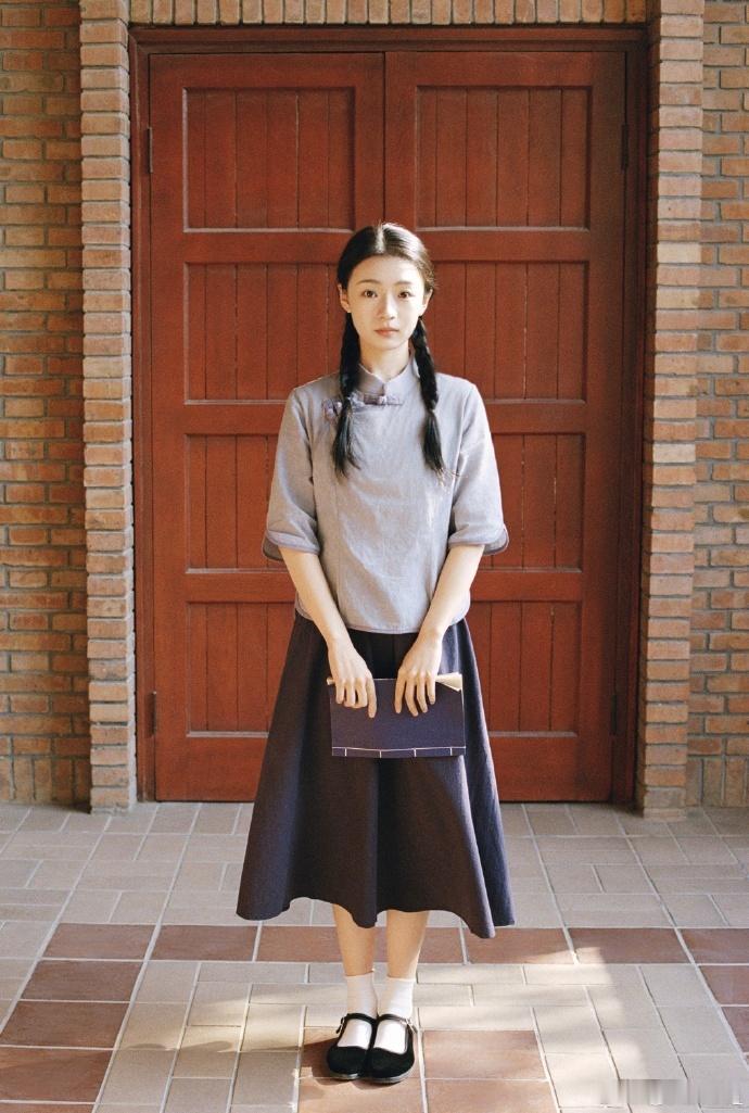 王和天选民国剧白月光王和好适合年代剧的一张脸谁懂啊王和蓝色立领学生装的造型，书卷