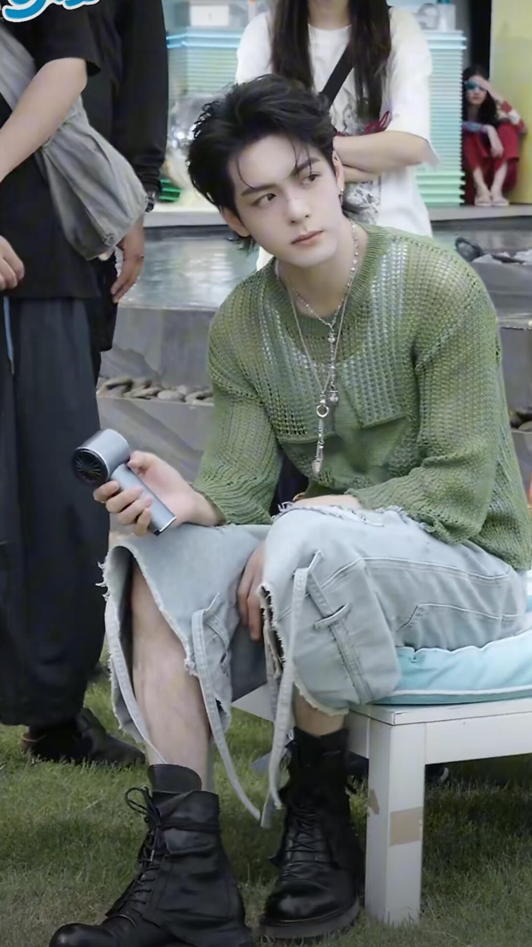 曾舜晞与夏日适配度拉满 夏天的正确打开方式：循环《炎炎夏日》，狂存杭州活动神图。