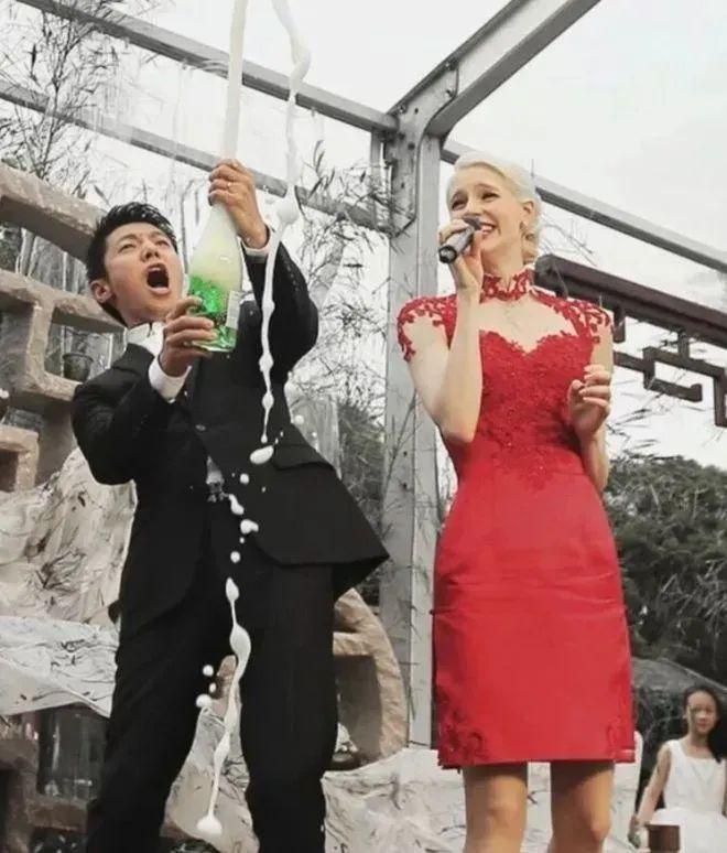 李白抱着撒贝宁说：“亲爱的，咱们结婚后还是保持AA制，我不花你的钱，你也别用我的