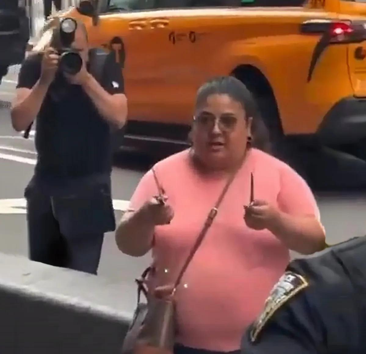 女子两把菜刀现身纽约时代场，刺死银行副总裁后被警方击比毙！

根据多家媒体报道，