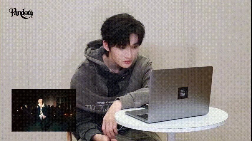 余宇涵看新歌MV 很难不被余宇涵新歌MV打动，精致的城堡场景搭配灵动魔法，他的镜