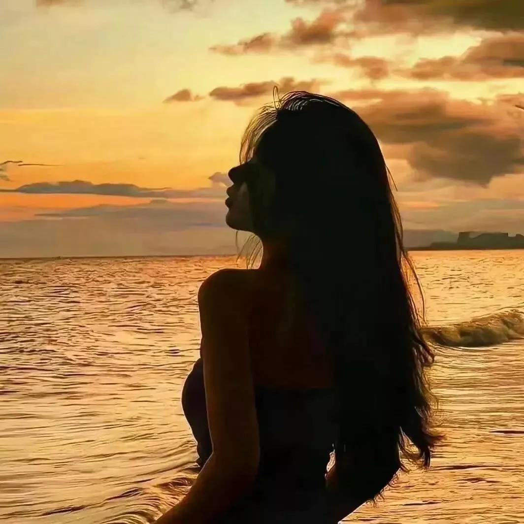 夕阳下的剪影，温柔的海浪，宁静的时光。夕阳风景照 沙滩日落夕阳 夕阳下海边风光 