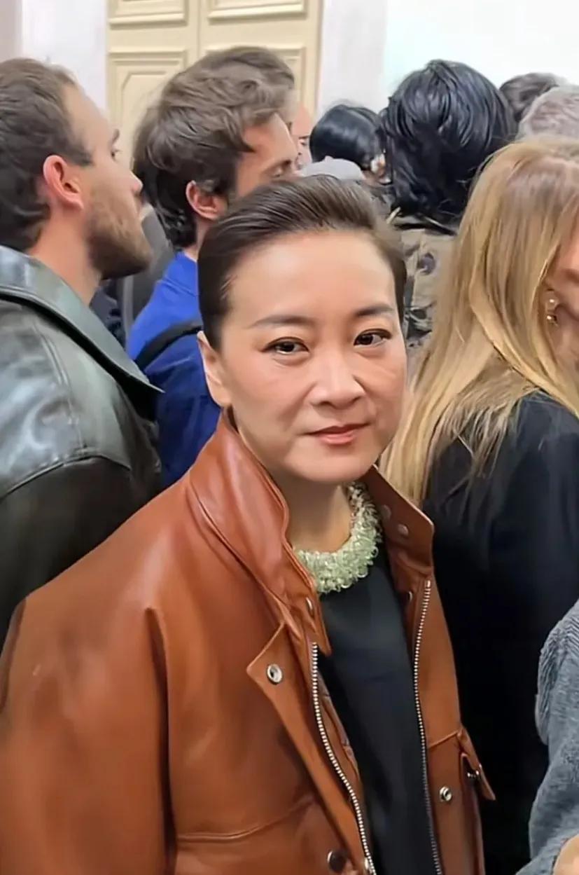 贾玲怎么越长越有种张兰的即视感。