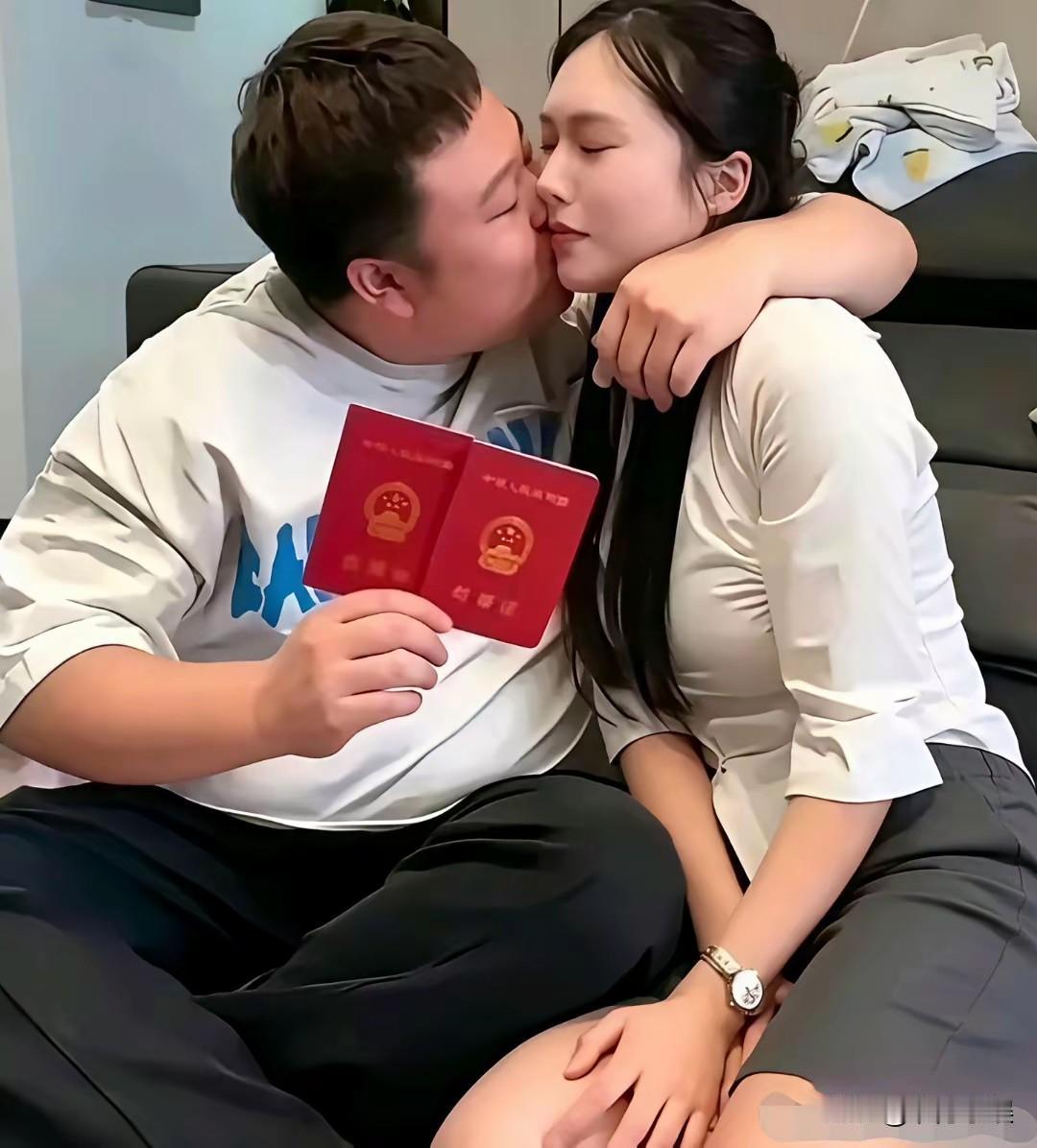 看着怎么不情不愿的！
一男子终于告别了单身，和女友
领了结婚证，结婚证到手后，男