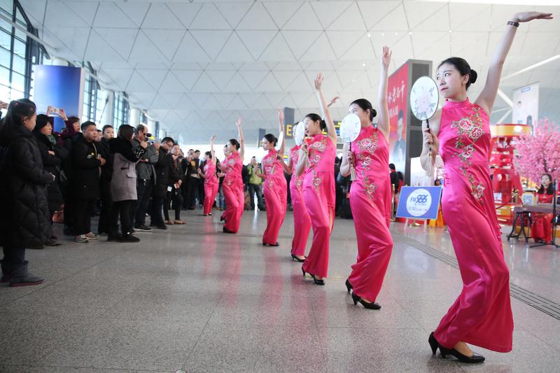 凌晨到沈阳机场，那场面，接站的人乌泱乌泱的。之前我有次凌晨到这，一下飞机就被这阵