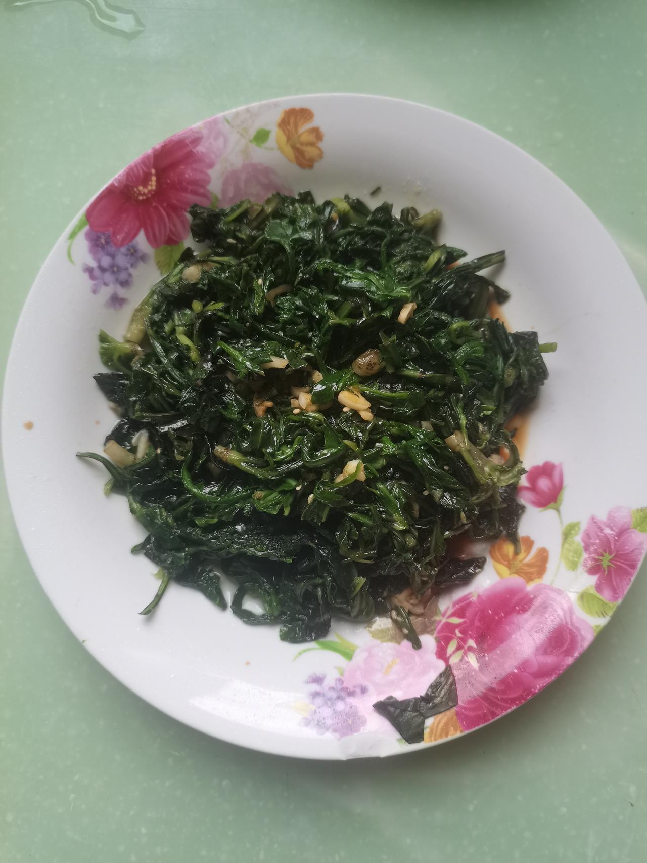 手术便秘需留意，
甜苣苦菜见成效。
红薯玉米杂粮食，
蛋羹豆腐相搭配。
蜂蜜水饮