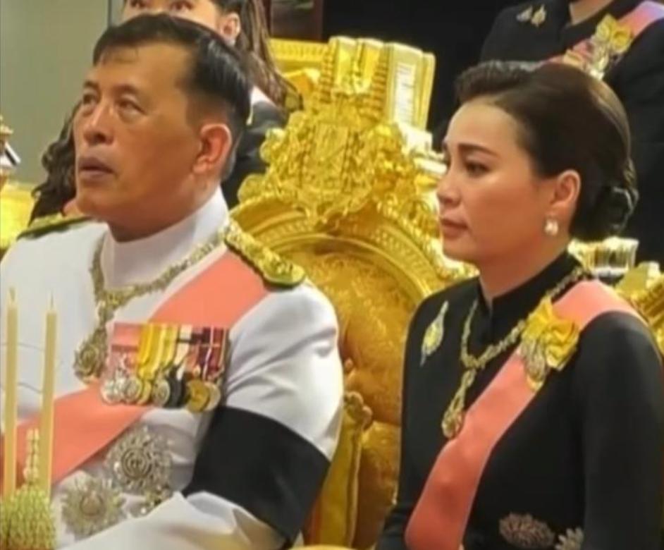 泰王出席嫡长女二七功德仪式，剪了头发还染了色，整个人看起来年轻不少！

6月25