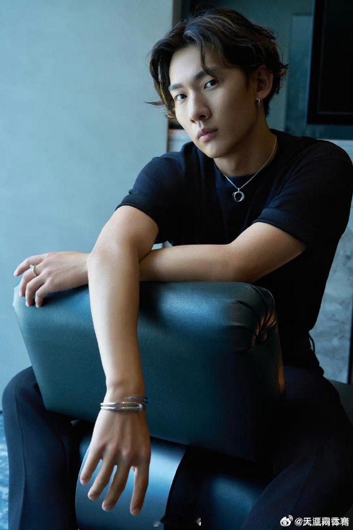 苏翊鸣与金墩墩的热爱接力 当苏翊鸣戴着清华校徽出现在滑雪训练场上时，这个19岁少