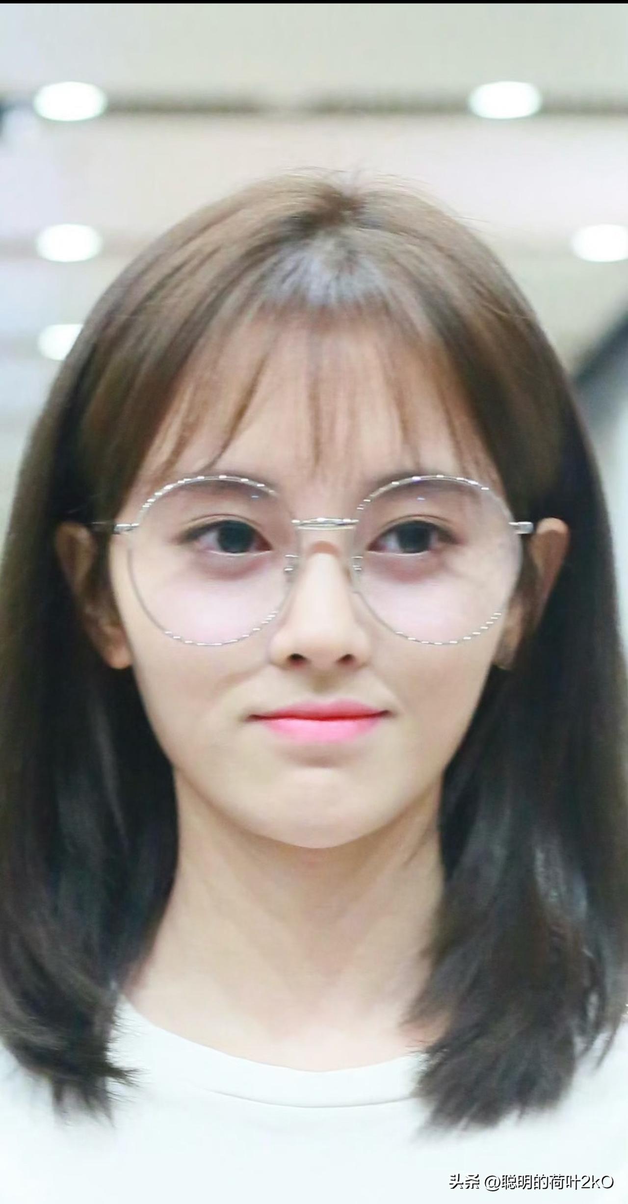 鞠婧祎眼镜造型也太美了吧，休闲大方