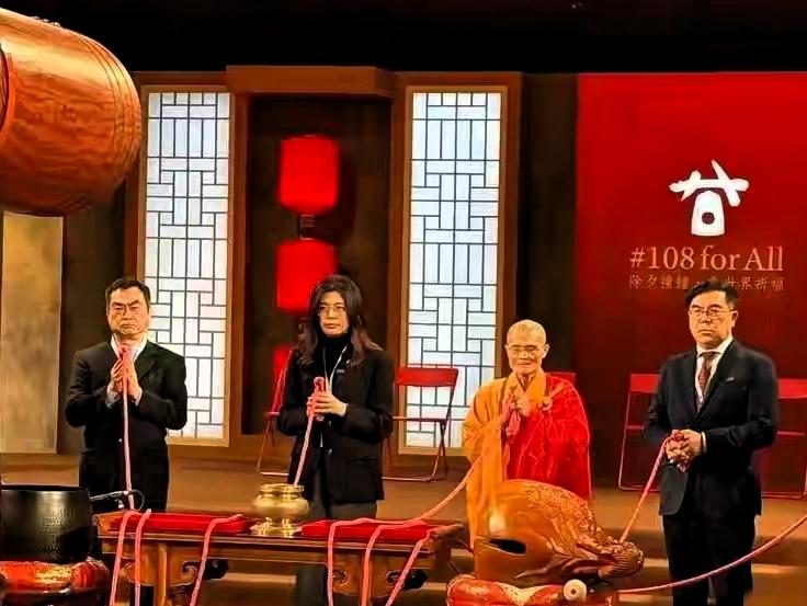 红绳一摇全场聚焦！郑丽文凭虔诚叙事完胜同台赖清德，低成本操作引爆全台声量
 
除