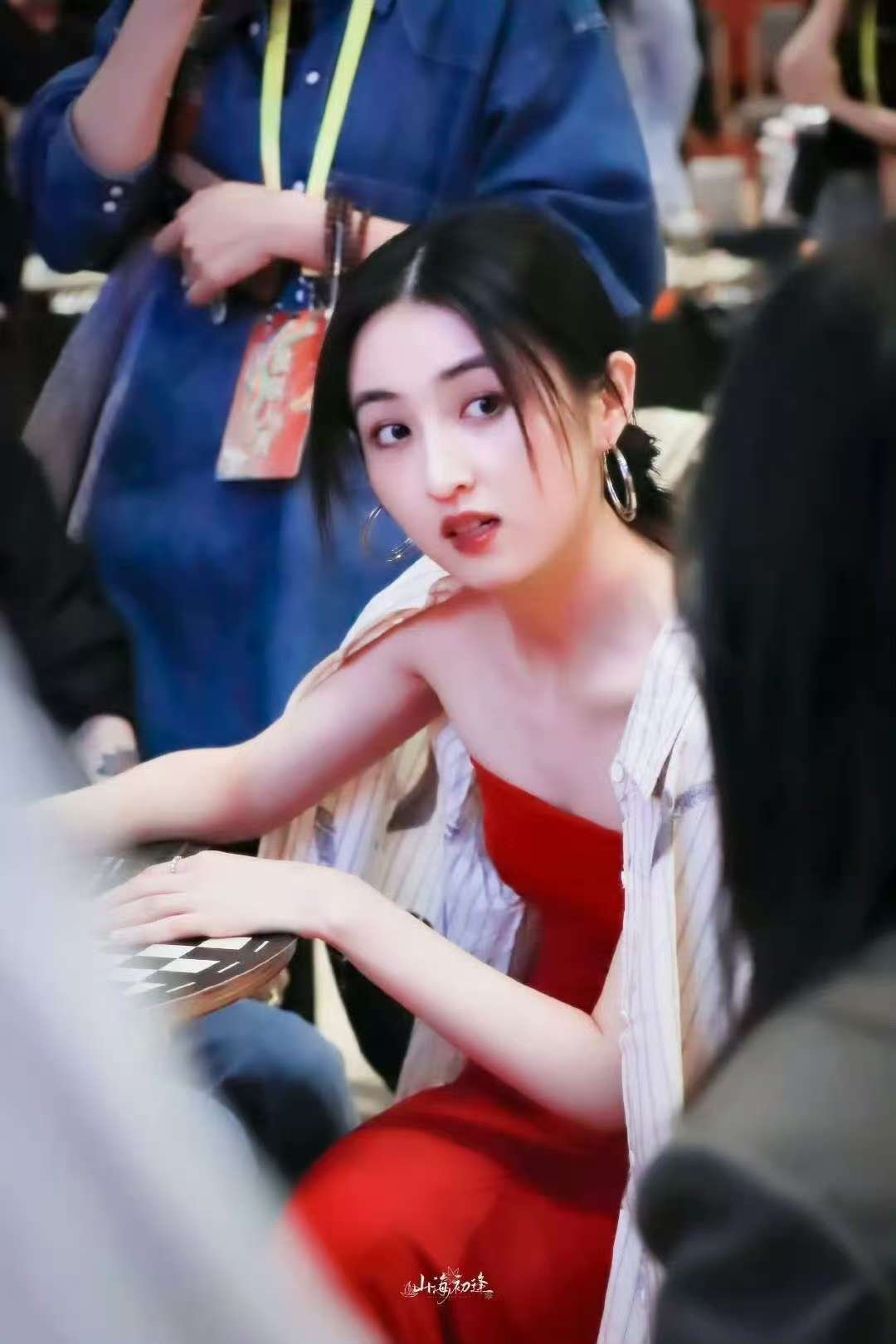 张子枫说被张伟丽的表演惊艳红毯星光璀璨，张子枫无疑是当晚的焦点！在第32届大学生