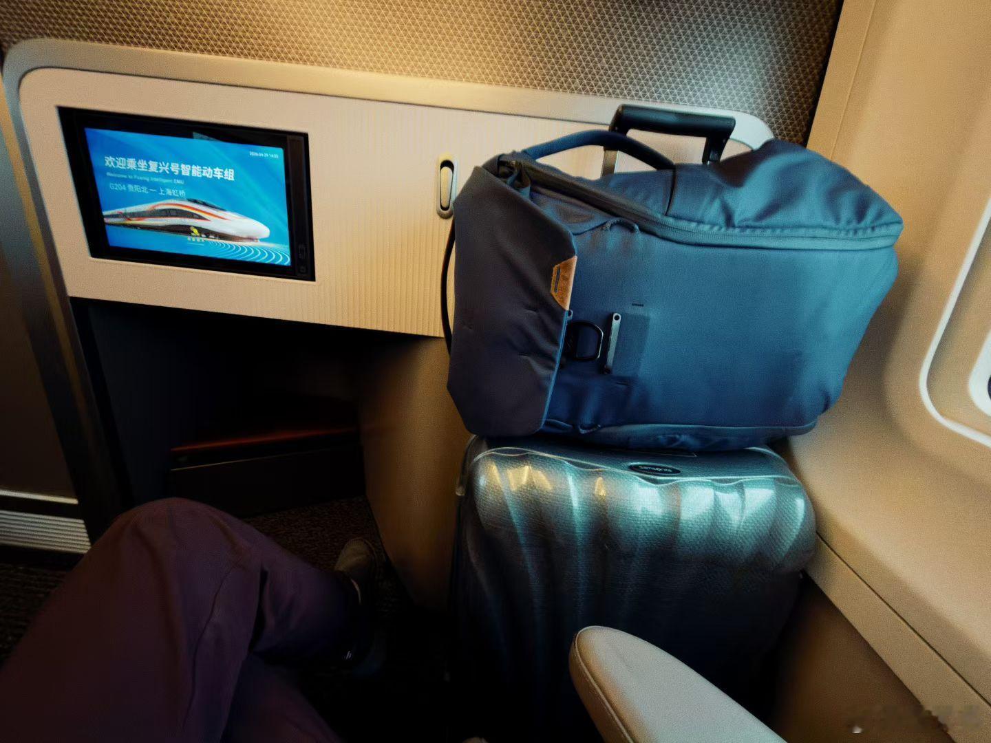 解锁了复兴号高铁CR400AF-S的尾车，头车是蛋壳座椅，尾车是反鱼骨。左右两边