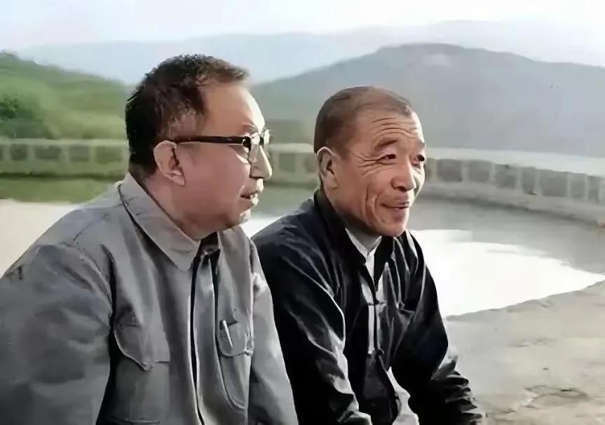 这是那时的华主席和艰苦奋斗的带头人陈永贵，坐在大寨大队修建的水库旁边.，一起畅谈