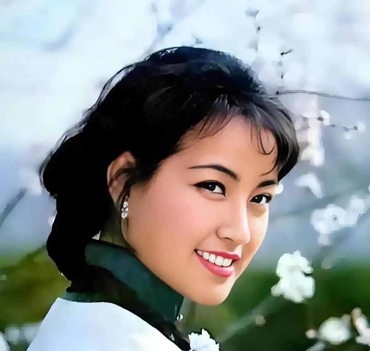 刘晓庆——阿姨，我都走出来了，您怎么还在发萌？
王婆像啄木鸟，吃在嘴上，败在嘴上