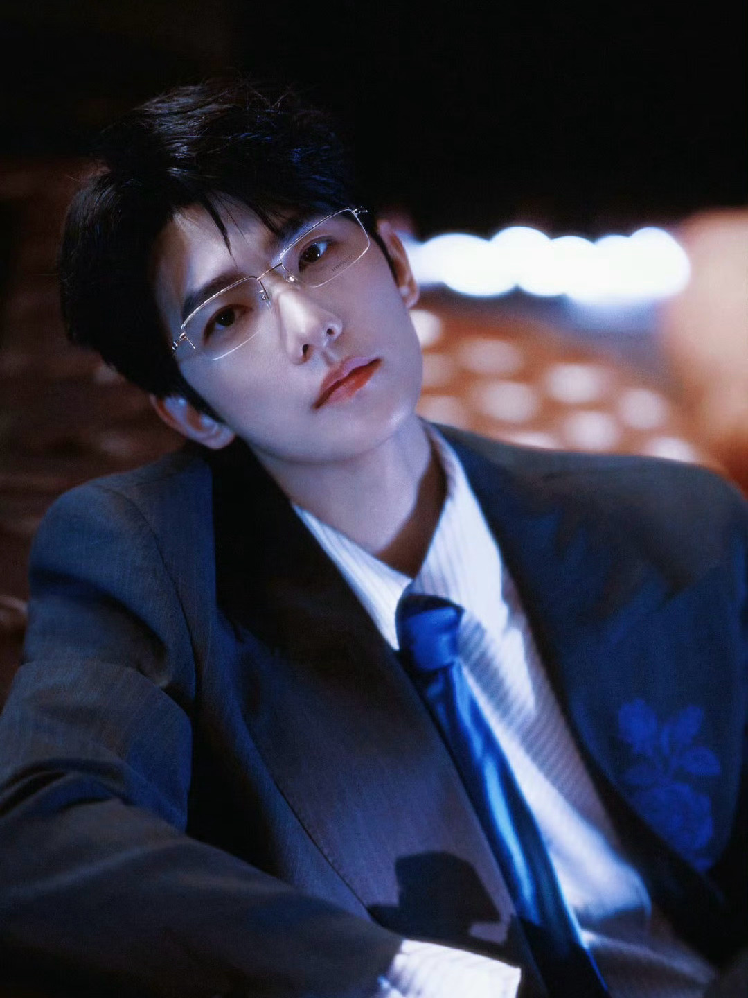 杨洋现偶男神归位，将进组S+现偶《等风热吻你》。 杨洋演清冷偏执法医许星纯。这脸