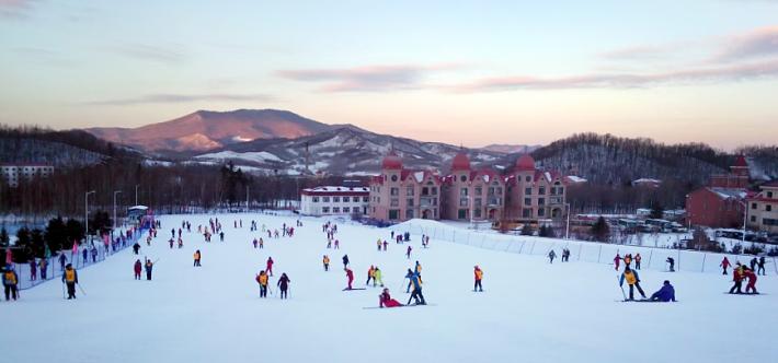 冰雪经济“第二战场”真的来了！以往冰雪经济是“北方专属、一季红火”，如今在“南展