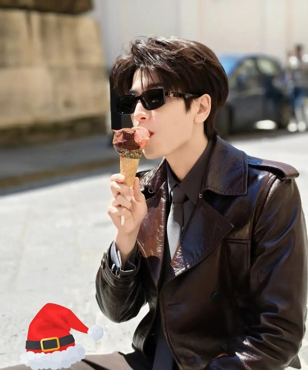 助理爆料：张凌赫零绯闻真相
 
拍戏三年，助理手机没存过一张路透。不是狗仔拍不到