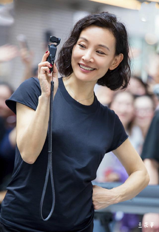 很喜欢陈冲的这张照片，真实，自然。  
一件简单的体恤，一头简单的短发，轻松的微