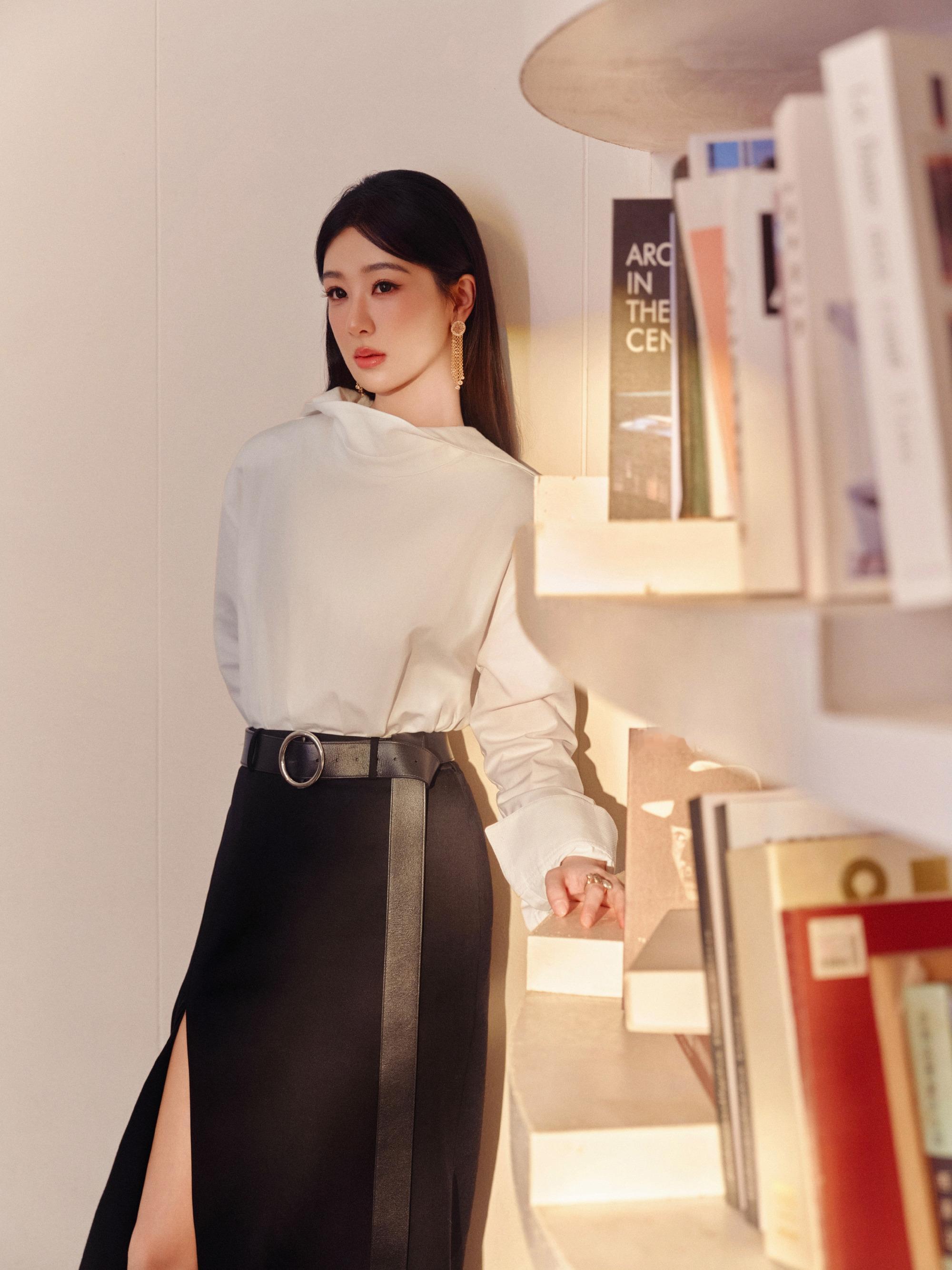 杨紫[超话]杨紫董竹君 yz杨紫玉兰花开君再来 人人都羡慕我对你的爱但你最不缺的