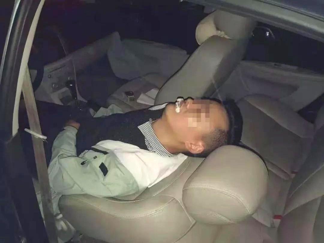 33岁的吴凯强，最后倒在离他母亲墓地只有800米的一辆轿车里。
2025年10月