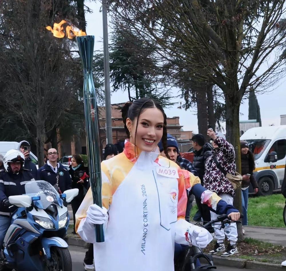 你发现没有，街上染粉蓝灰紫的年轻人没人骂。
但谷爱凌只染了一撮金发，网上就炸了，