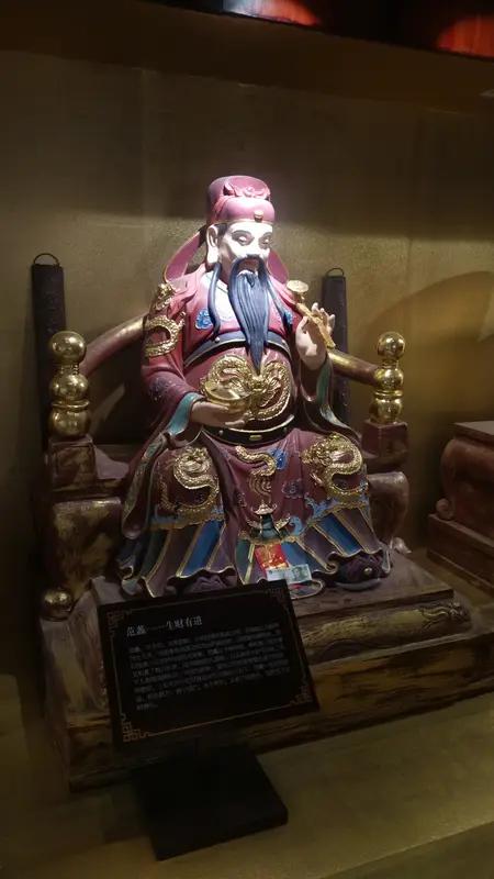 范蠡的智慧确实令人惊叹。他助勾践兴越灭吴后毅然弃官，经商又三致千金还三散家财，不