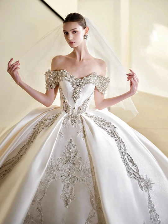 婚纱照行业天塌了结婚率持续走低不断压缩市场，行业内卷严重乱象丛生，低价套路引流暗